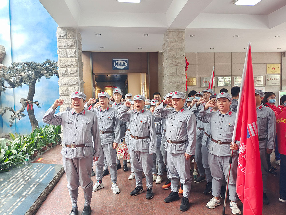 4港口发展机关支部结合供给链支部赴句容茅山新四军留想馆发展党史教育活动。在新四军留想馆展馆大厅，整个党员面对党旗，高举右手沉温入党誓词，再次体味作为一名共产党员的责任感和使命感。.jpg